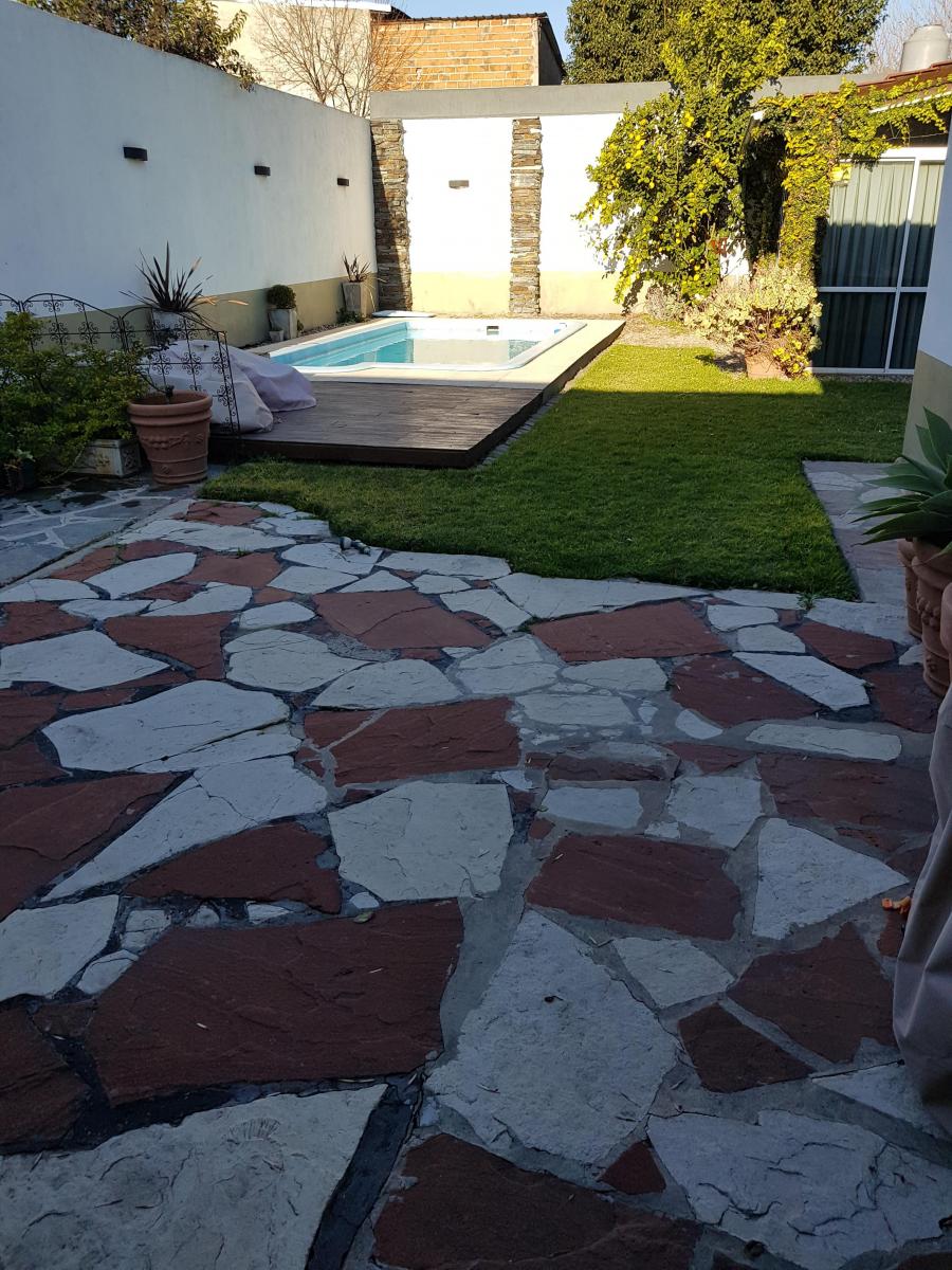 Excelente Casa Americana con Parque y Pileta 2