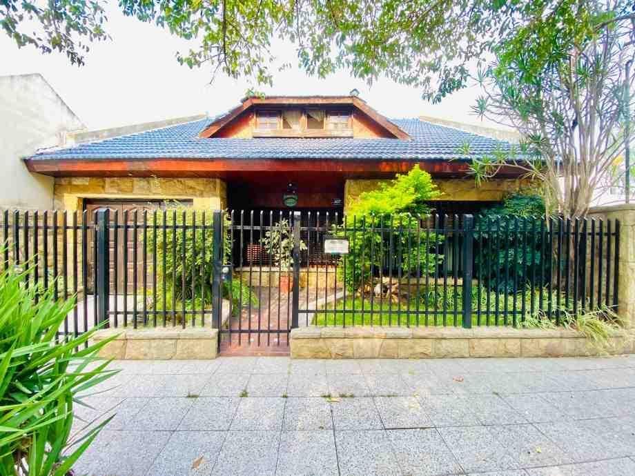 Chalet ubicado en zona residencial de Ituzaingo Norte sobre lote propio.