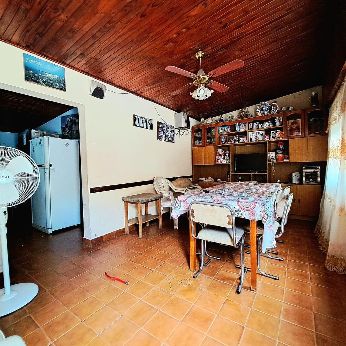 Foto de CASA AMERICANA SOBRE GRAN LOTE DE 600M2 EN CASTELAR SUR., imagen 2