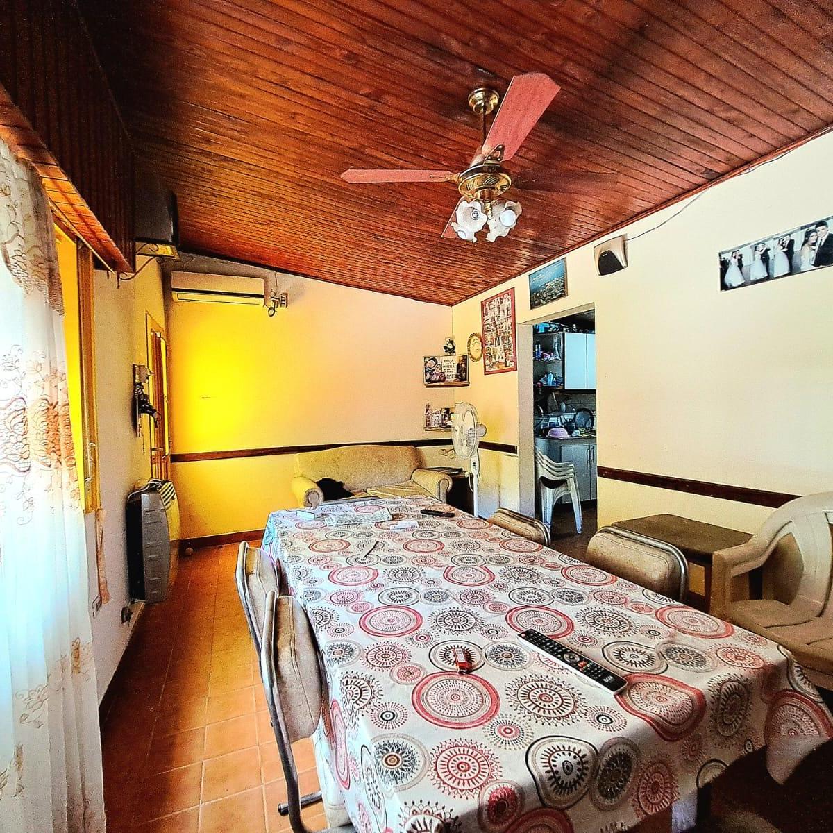 Foto de CASA AMERICANA SOBRE GRAN LOTE DE 600M2 EN CASTELAR SUR., imagen 3
