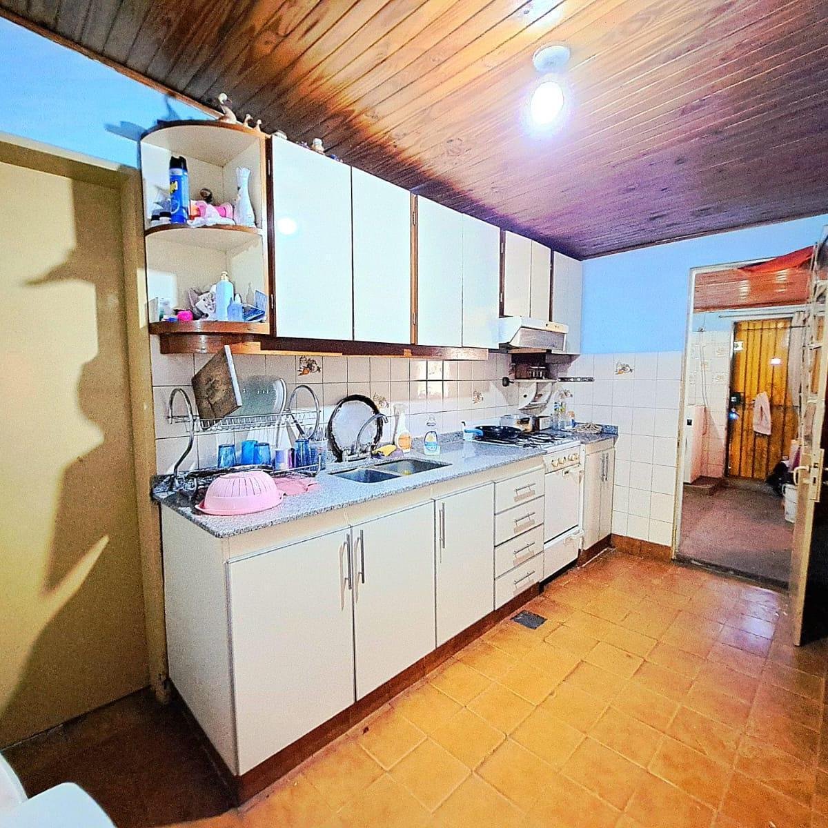 Foto de CASA AMERICANA SOBRE GRAN LOTE DE 600M2 EN CASTELAR SUR., imagen 4
