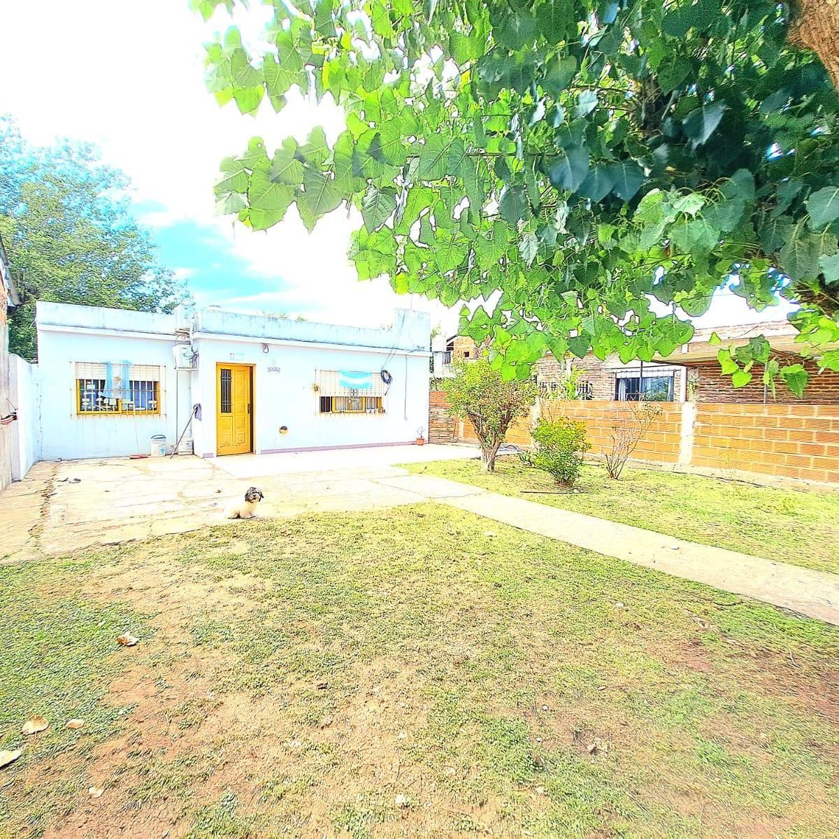 CASA AMERICANA SOBRE GRAN LOTE DE 600M2 EN CASTELAR SUR.