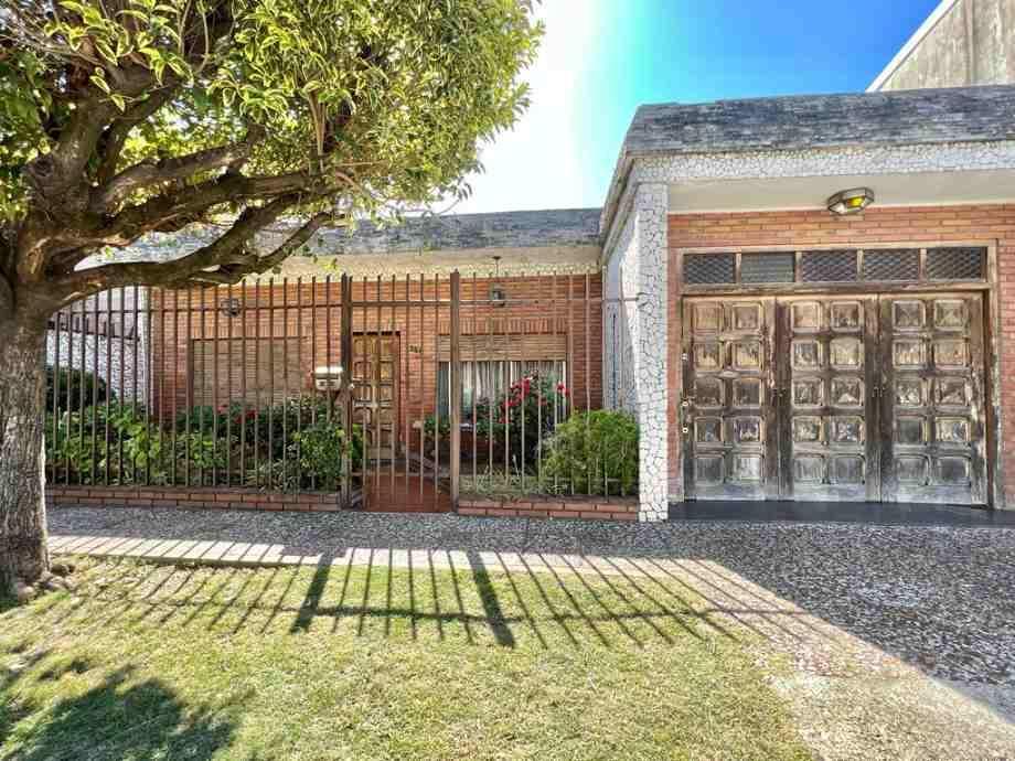 CASA EN EXCELENTE UBICACION A 1 CUADRA DE AV STA ROSA