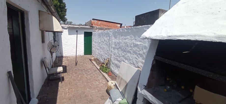 Casa 3 ambientes con gran parque en Ituzaingó norte