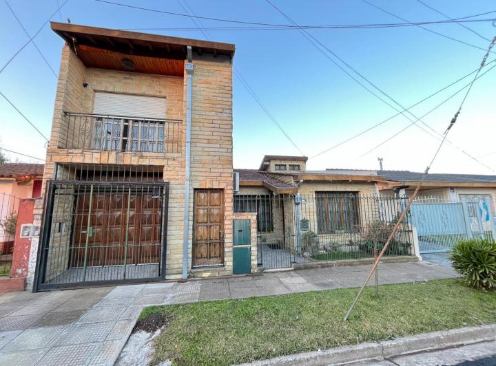 CHALET DE DOS PLANTAS EN BARRIO AERONÁUTICO (ITUZAINGO NORTE) RECICLADO A NUEVO.