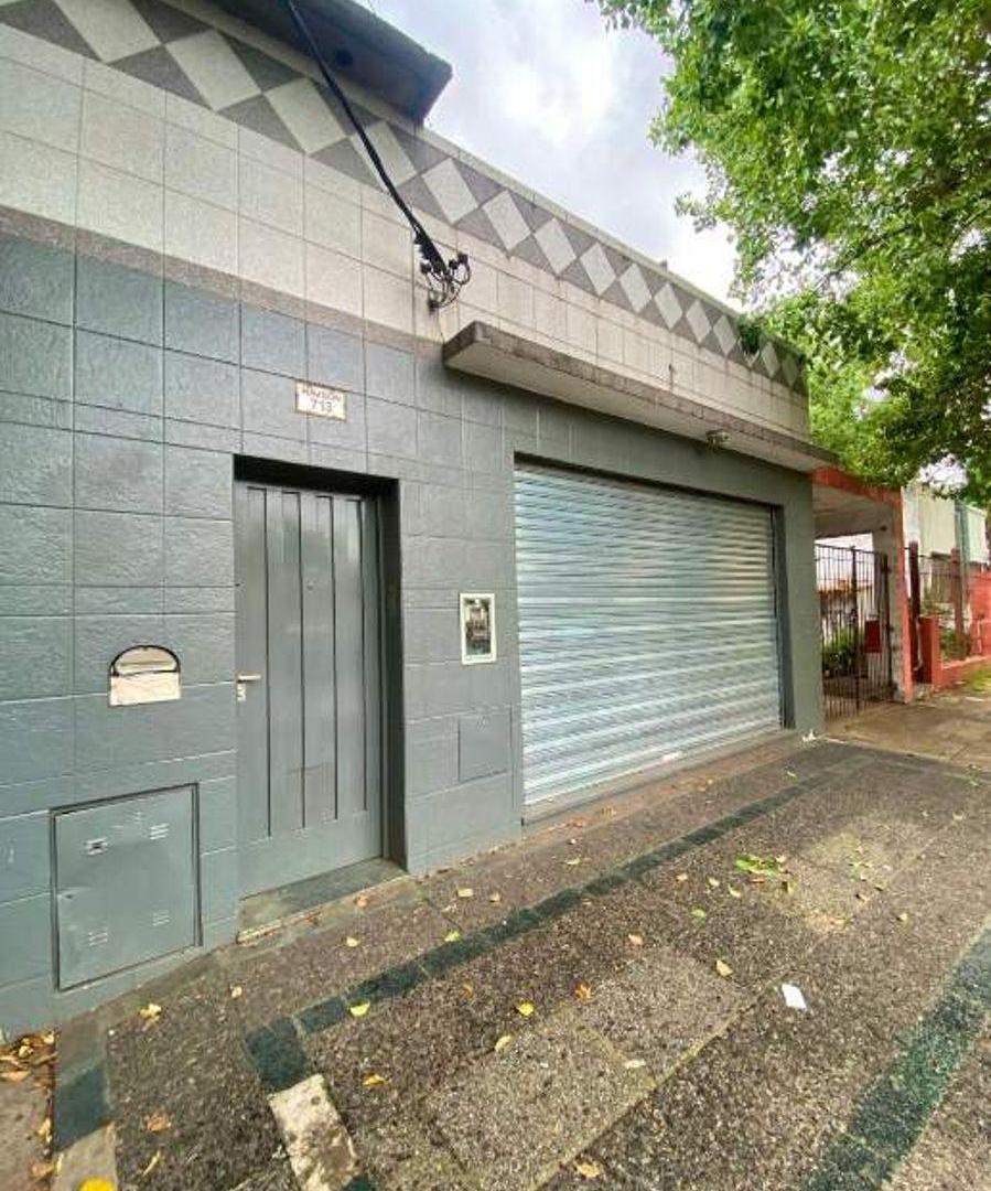 Local comercial de 100 m2 en zona industrial de Morón sobre calle comercial Rawson.