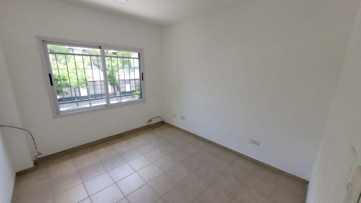 Foto de HERMOSA OFICINA COMERCIAL/PROFESIONAL A 100 M DEL CENTRO DE iTUZAINGÓ, imagen 4