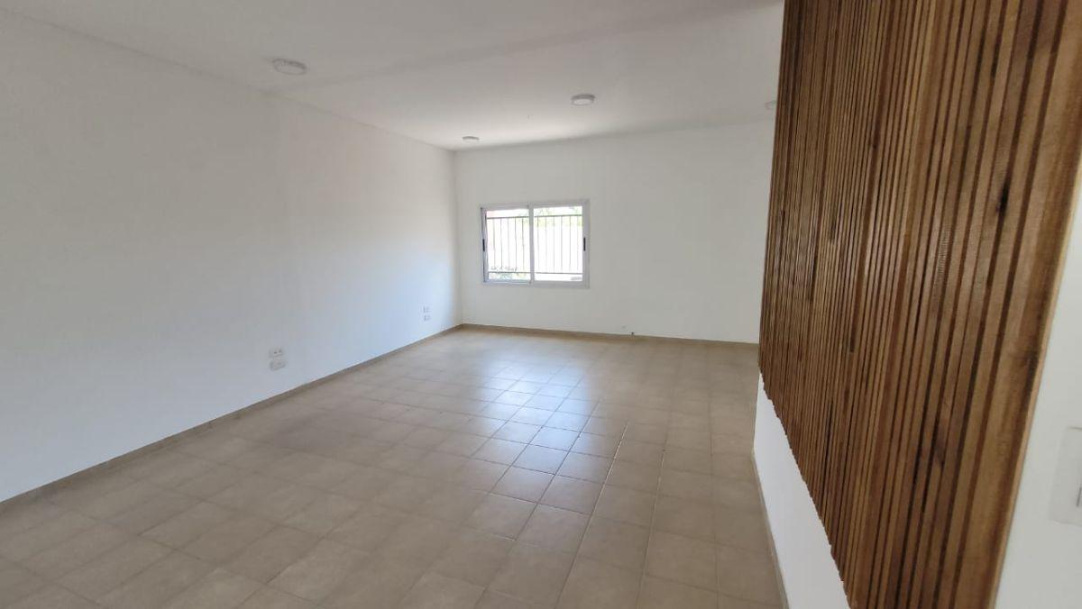 Foto de HERMOSA OFICINA COMERCIAL/PROFESIONAL A 100 M DEL CENTRO DE iTUZAINGÓ, imagen 2