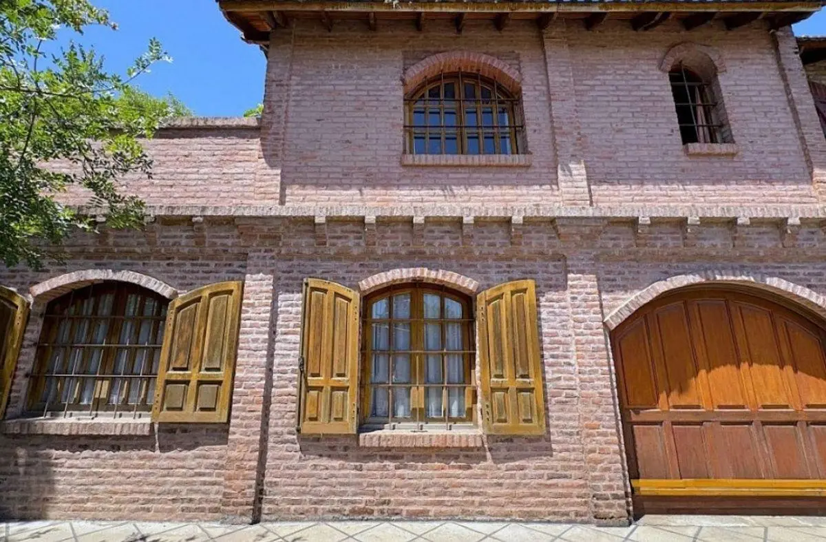 Imponente casa de estilo en Ituzaingó Norte a pocas cuadras de la estación. 3