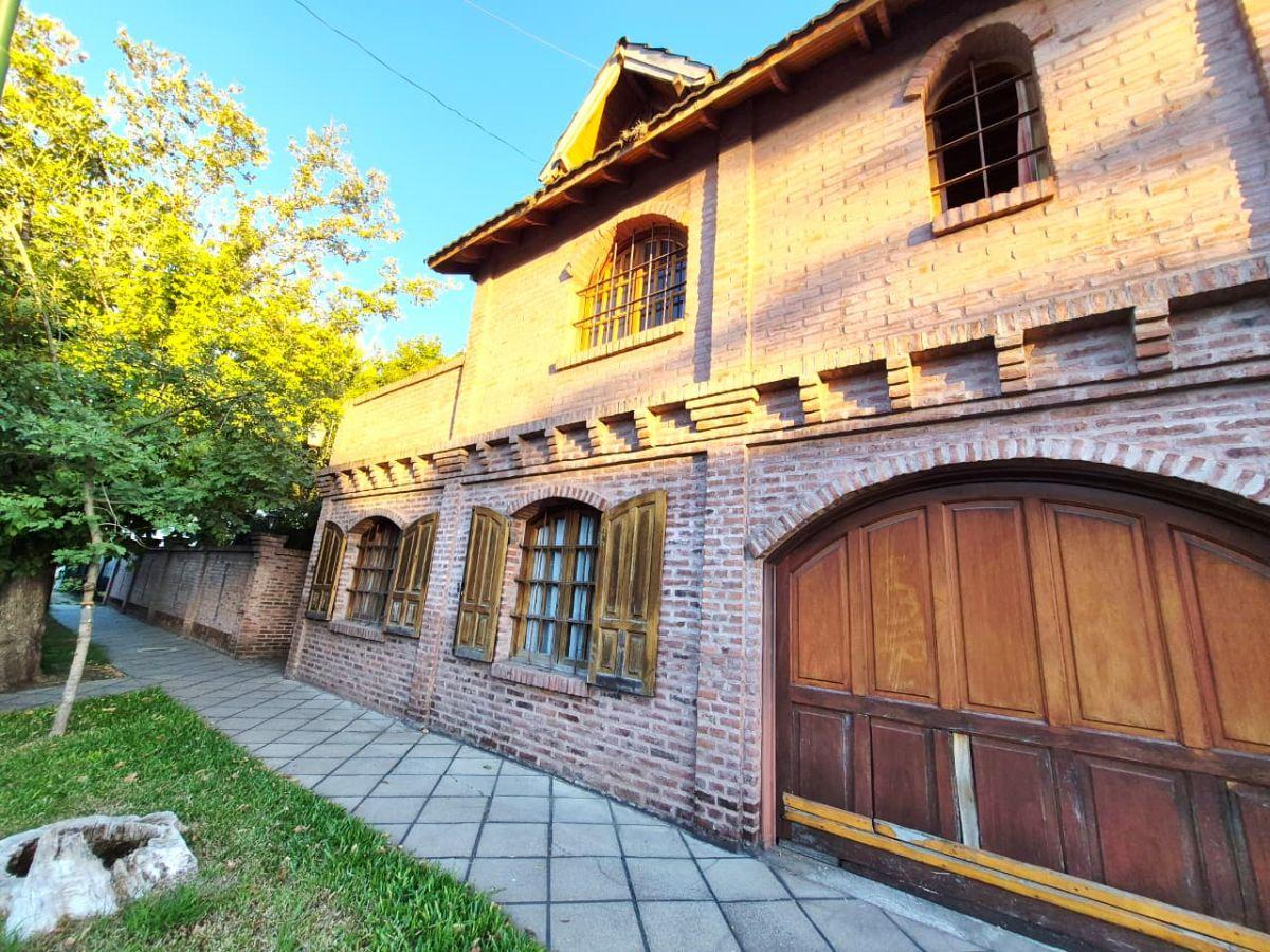 Imponente casa de estilo en Ituzaingó Norte a pocas cuadras de la estación.