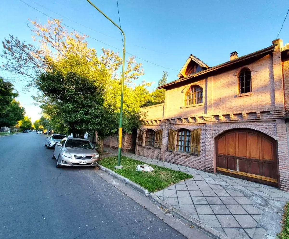 Imponente casa de estilo en Ituzaingó Norte a pocas cuadras de la estación. 4