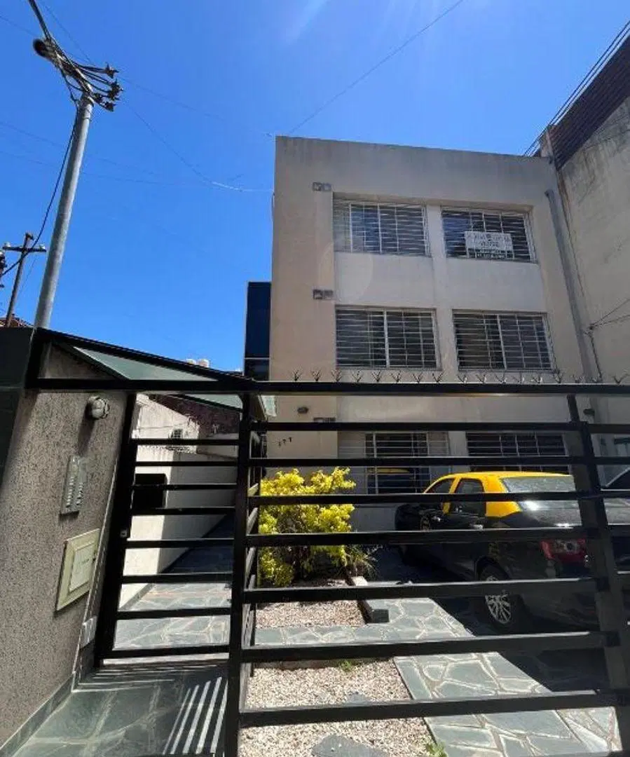 DEPARTAMENTO MONOAMBIENTE MUY LUMNINOSO EN MORON, ZONA TRIBUNALES. 1