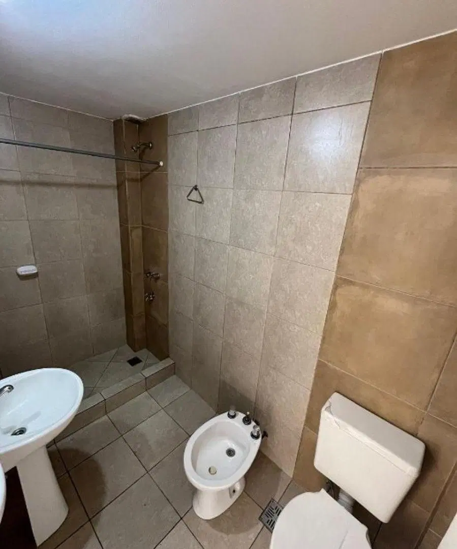 DEPARTAMENTO MONOAMBIENTE MUY LUMNINOSO EN MORON, ZONA TRIBUNALES. 5
