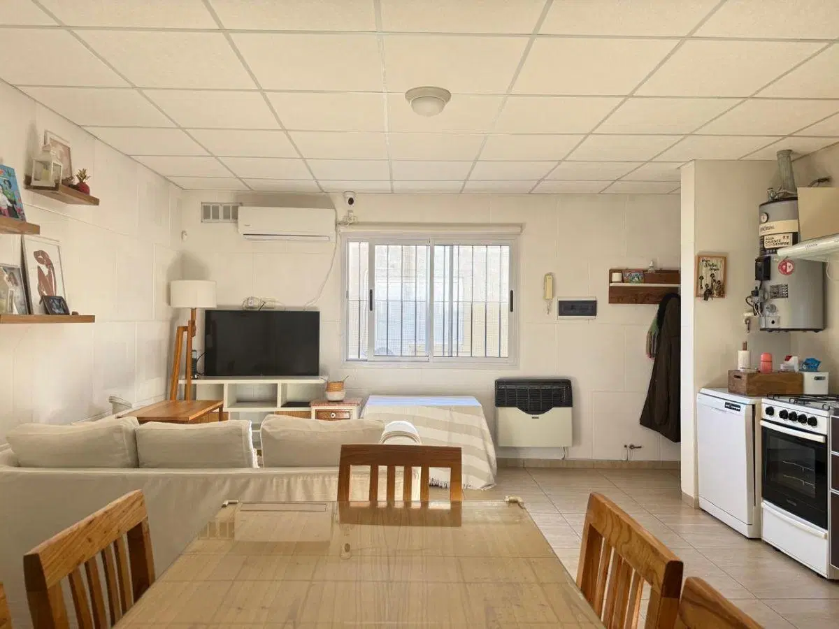 Departamento tres ambientes en venta en Castelar 1