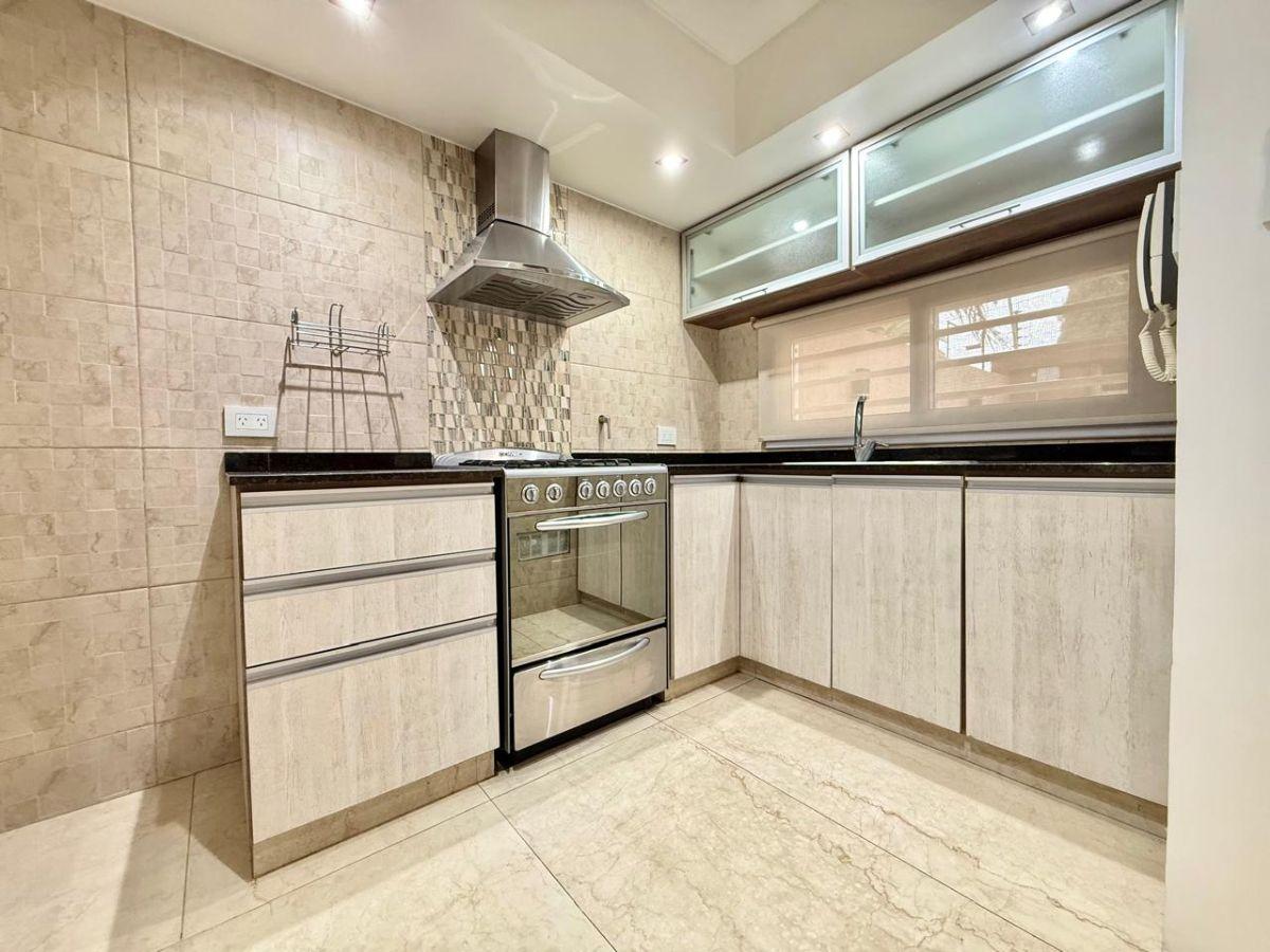Foto de Duplex en excelente estado de gran ubicación por su cercanía al Acceso, imagen 2