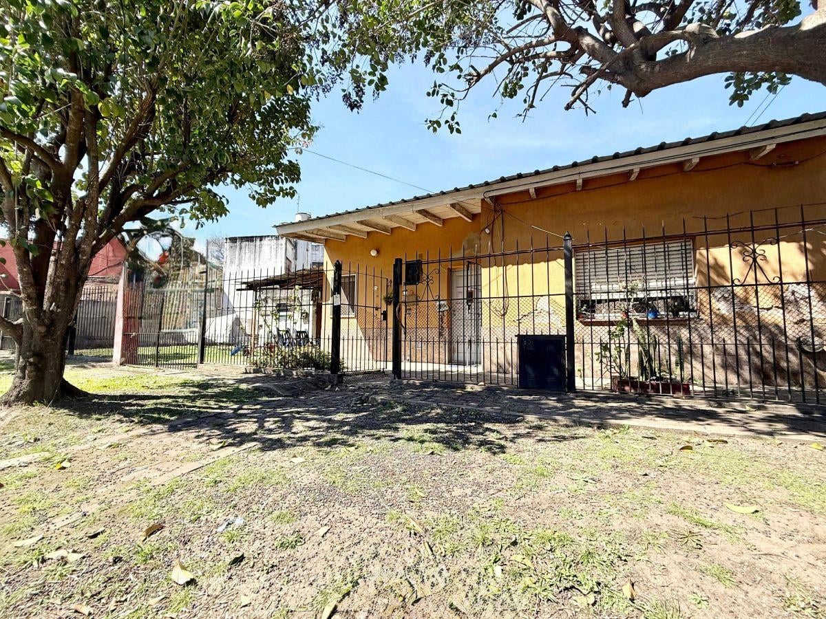 Foto de CASA EN VENTA - ITUZAINGÓ SUR - AMPLIO FRENTE Y ESPACIO LIBRE, imagen 1