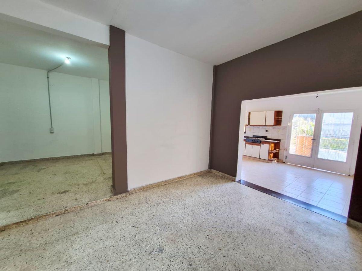 Foto de EXCELENTE CASA EN ALQUILER SOBRE LOTE PROPIO DE 10 X 40 METROS, imagen 2