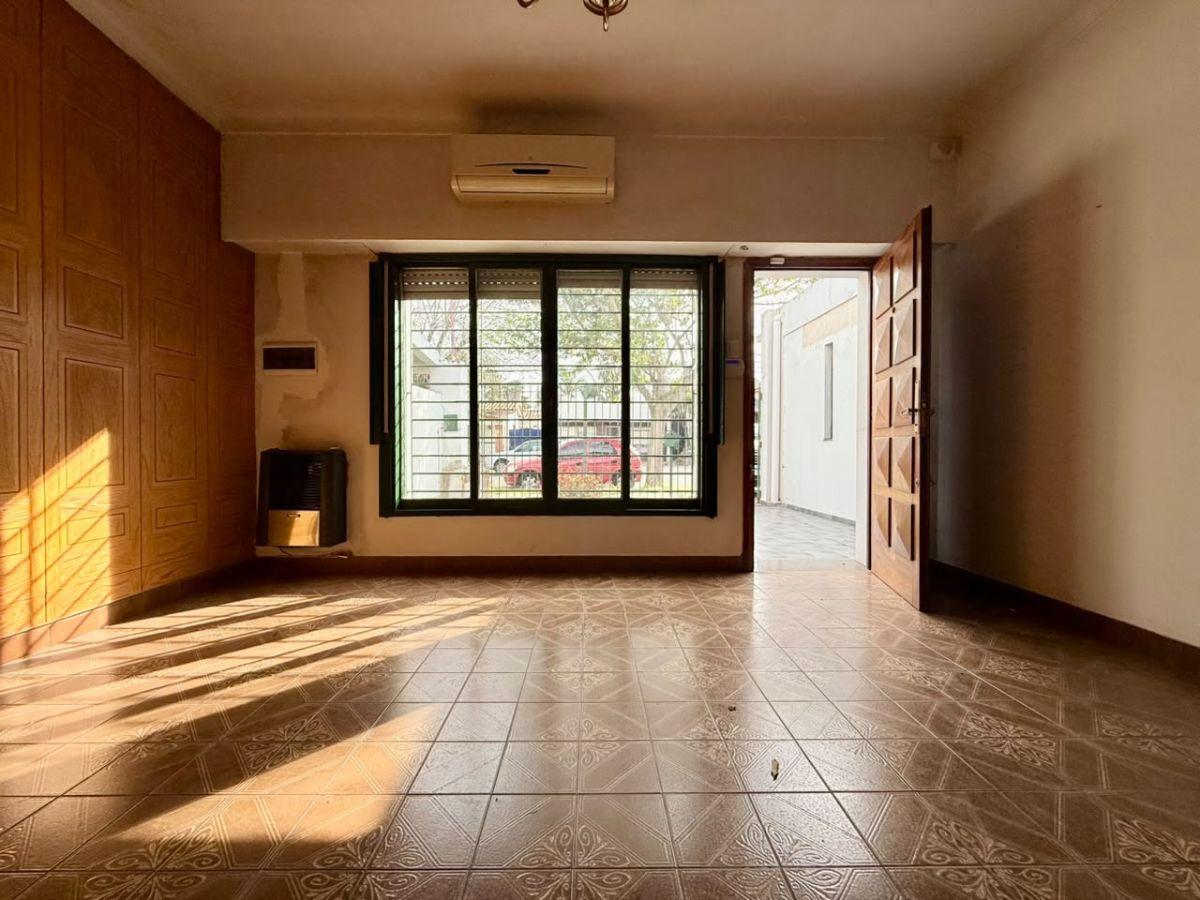 Foto de Casa con 2 dormitorios y parque en alquiler en Ituzaingó Sur, imagen 3
