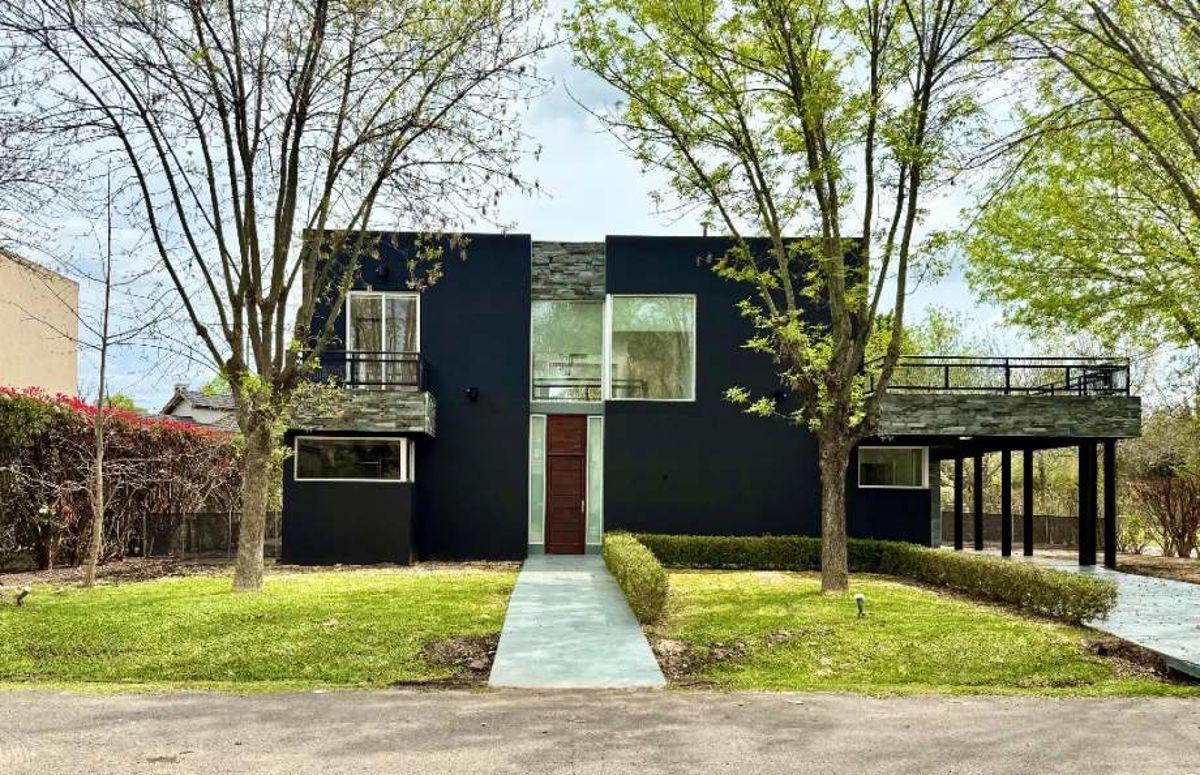 Foto de CASA MODERNA dentro del Barrio Santa Ana sobre lote de 1450, imagen 1