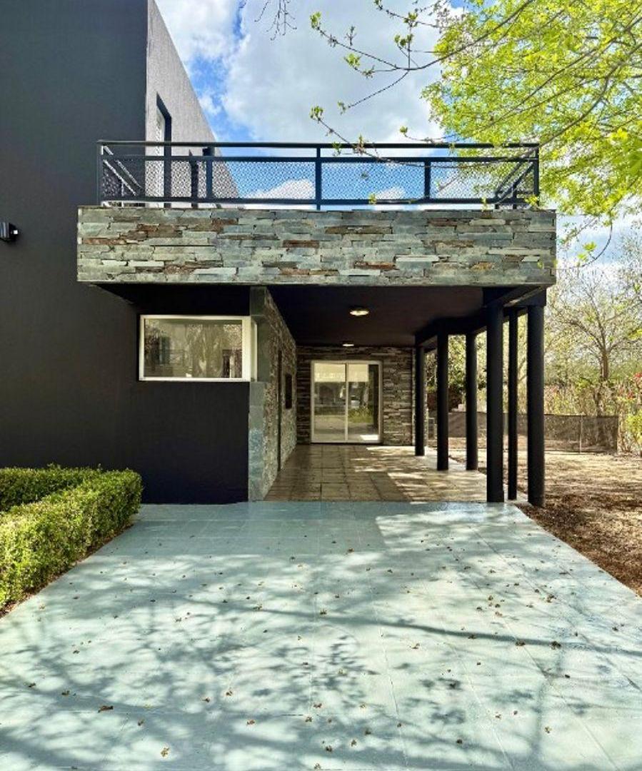 Foto de CASA MODERNA dentro del Barrio Santa Ana sobre lote de 1450, imagen 4