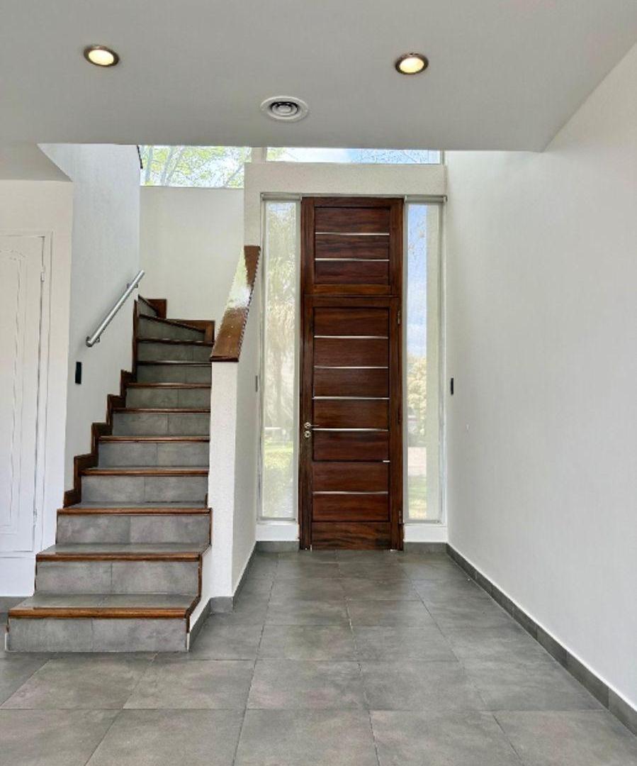 Foto de CASA MODERNA dentro del Barrio Santa Ana sobre lote de 1450, imagen 2