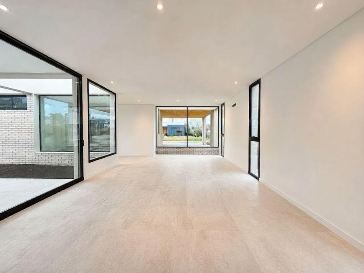 Foto de Casa a estrenar en Barrio Cerrado "Fincas de Alvarez" de estilo, imagen 4