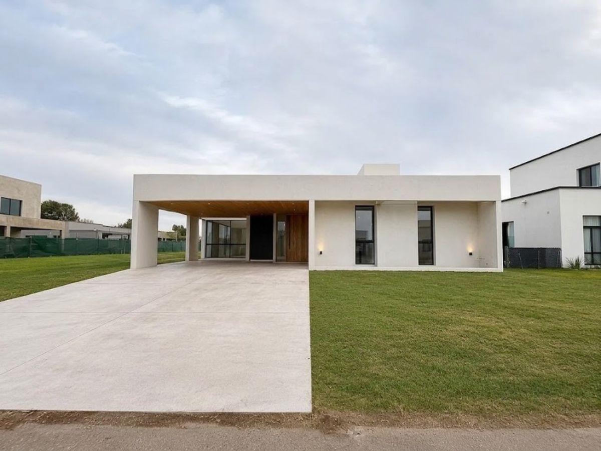 Foto de Casa a estrenar en Barrio Cerrado "Fincas de Alvarez" de estilo, imagen 1