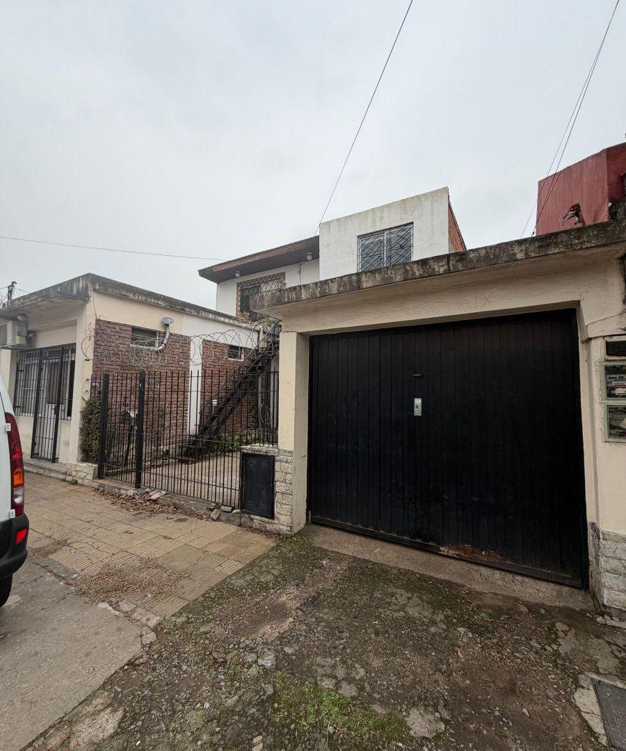 Foto de Casa Multifamiliar Con 3 Viviendas En Venta - Zapiola Castelar, imagen 2