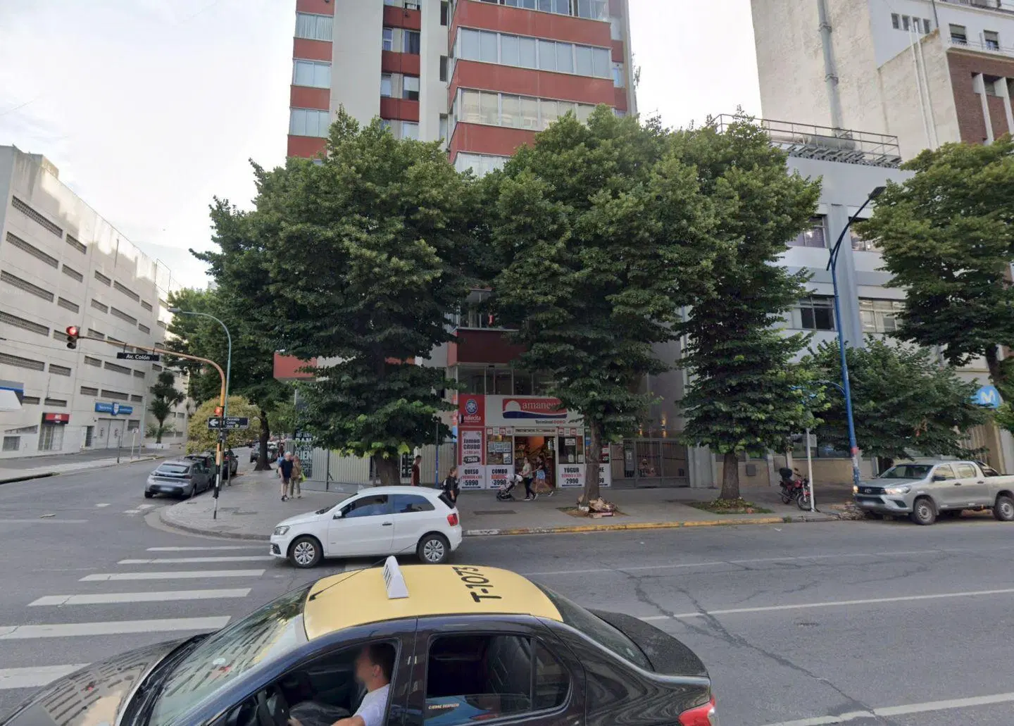 Local doble Altura en ubicación privilegiada 1