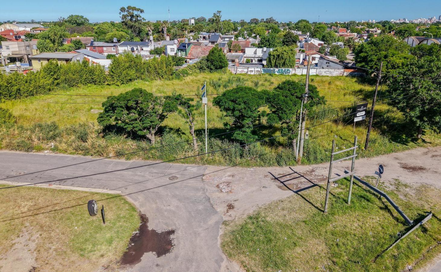 Foto de Terreno en Esquina Sobre Av Champagnat, 2300m2, imagen 1