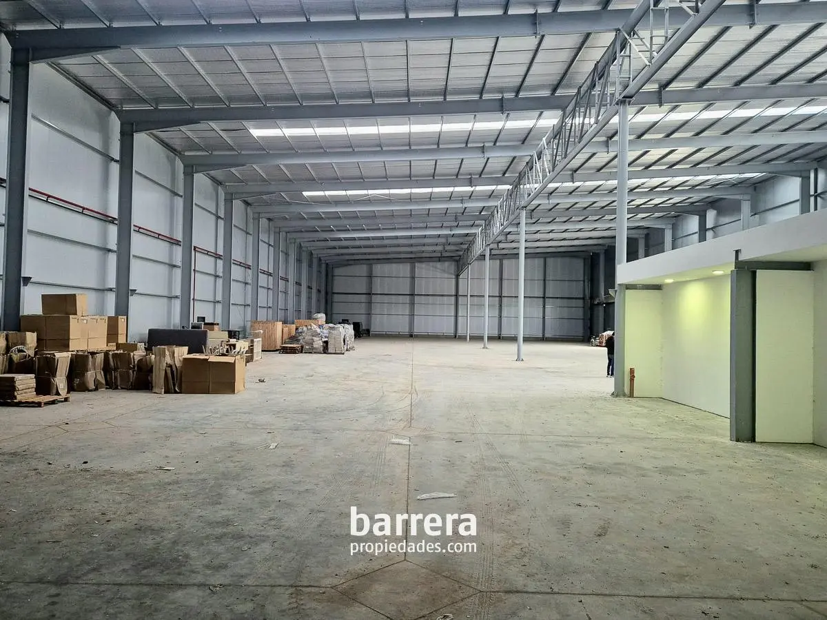 Galpoen de Excelentes DImensiones - Parque Industrial 2