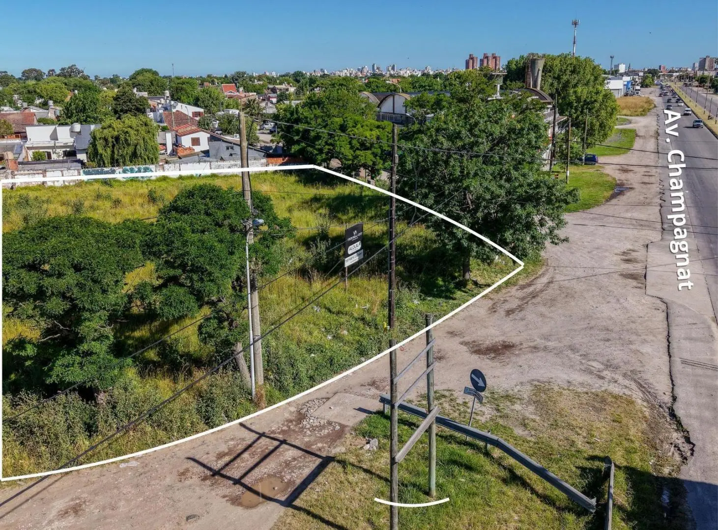 Terreno en Esquina Sobre Av Champagnat, 2300m2 2