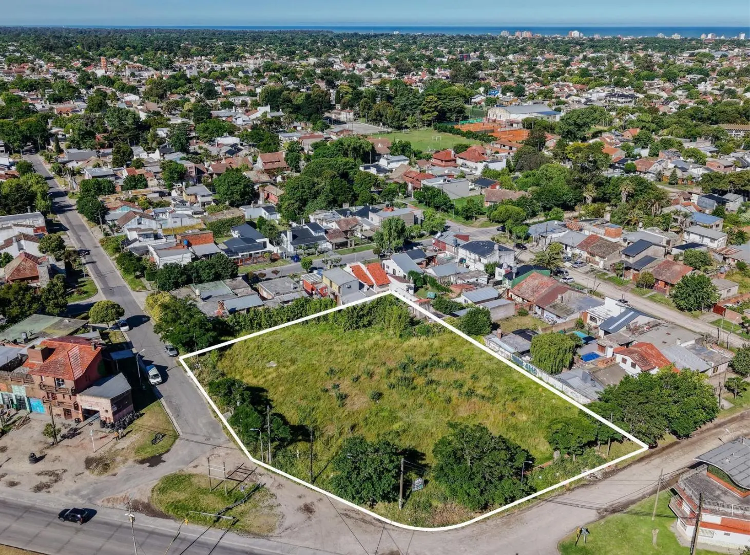 Terreno en Esquina Sobre Av Champagnat, 2300m2 1