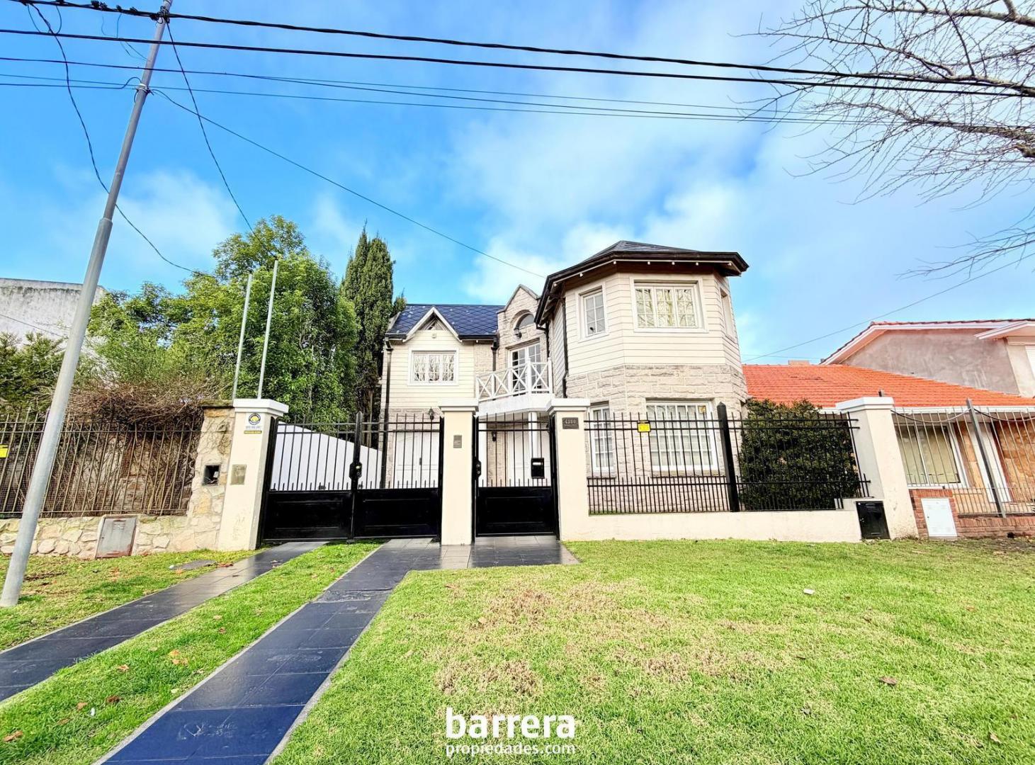 Foto de Importante Chalet 5 amb a Metros del Parque Primavesi - Impecable Estado, imagen 2