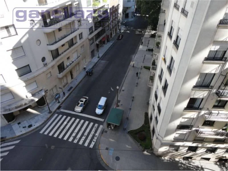 Excelente piso en edificio de gran categoría. En esquina.