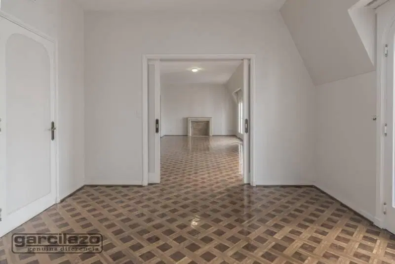 Piso en edificio francés de gran categoría. Vigilancia, cuatro dormitorios 4