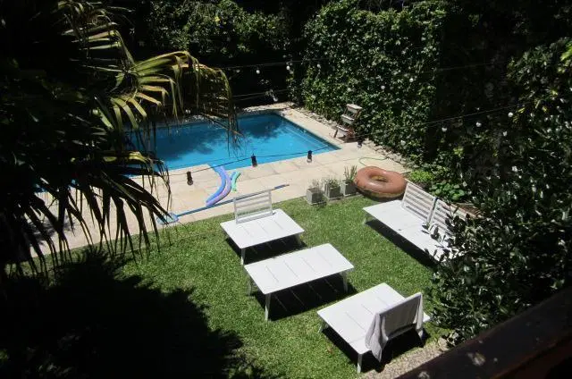 Excelente casa con jardín y pileta. Alquiler o venta. cocheras 5