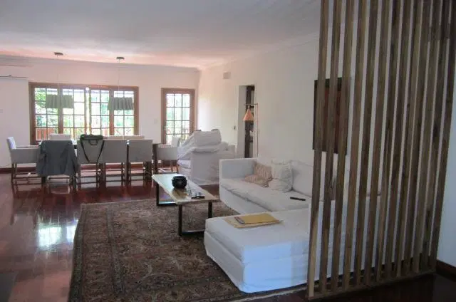 Excelente casa con jardín y pileta. Alquiler o venta. cocheras 2