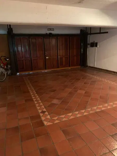 Excelente casa con jardín y pileta. Alquiler o venta. cocheras 3