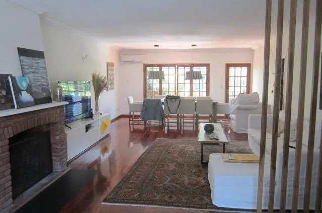 Excelente casa con jardín y pileta. Alquiler o venta. cocheras 4