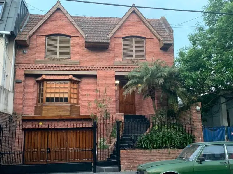 Excelente casa con jardín y pileta. Alquiler o venta. cocheras 2