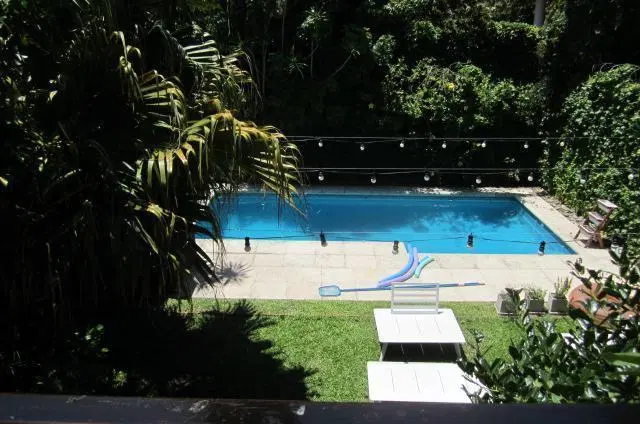 Excelente casa con jardín y pileta. Alquiler o venta. cocheras 8