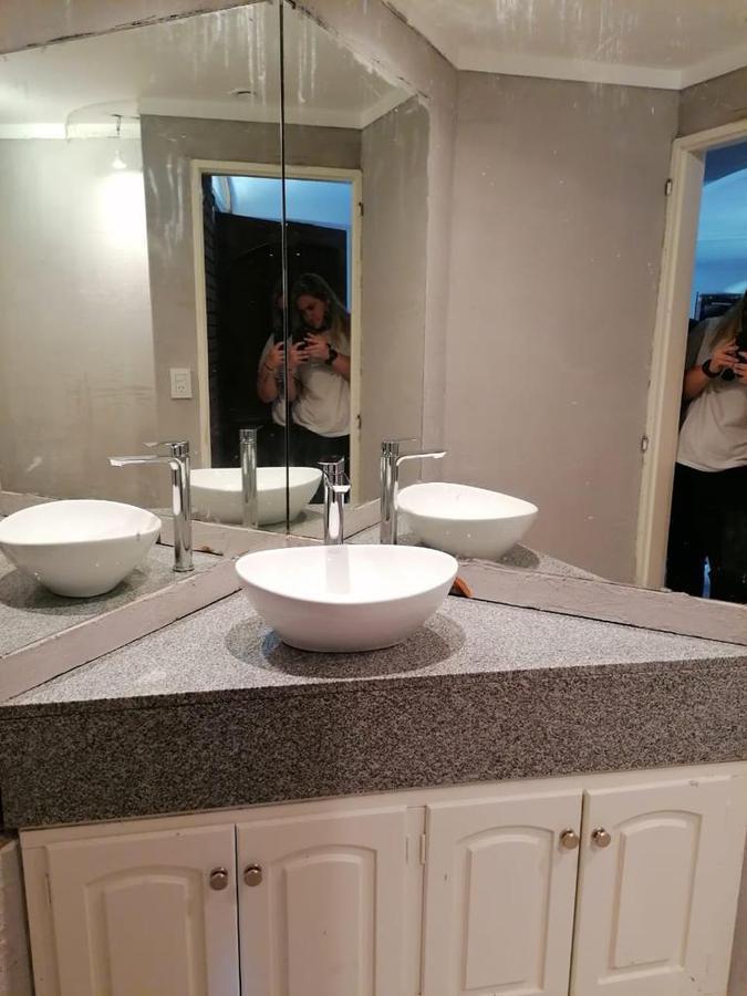 Foto de Excelente casa con jardín y pileta. Alquiler o venta. cocheras, imagen 4