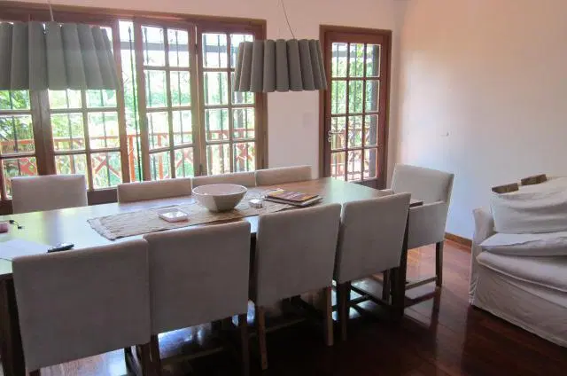 Excelente casa con jardín y pileta. Alquiler o venta. cocheras 3