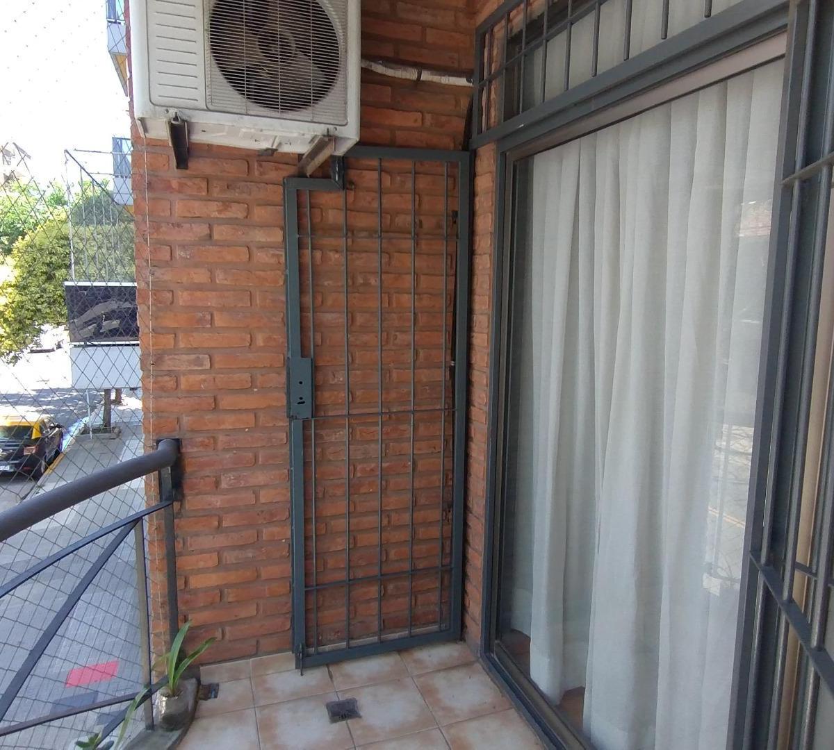 Departamento 3 Amb. Al Frente con Patio y Balcon 4
