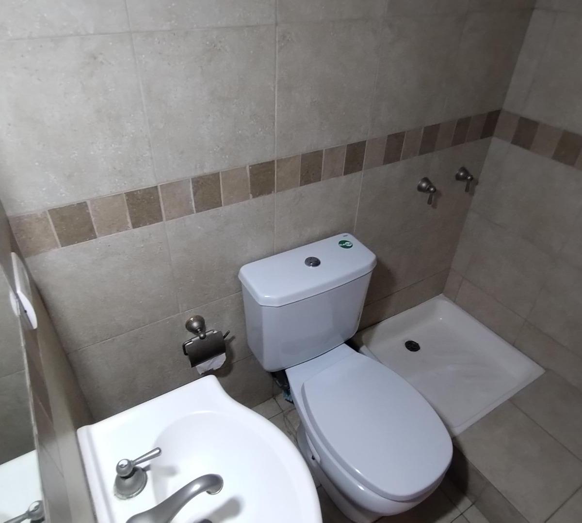 Departamento 3 Amb. Al Frente con Patio y Balcon 5