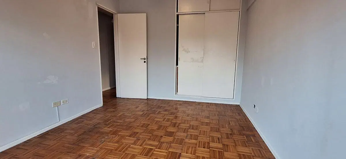 DEPARTAMENTO 3 AMB. AL FRENTE CON BALCÓN CORRIDO 4