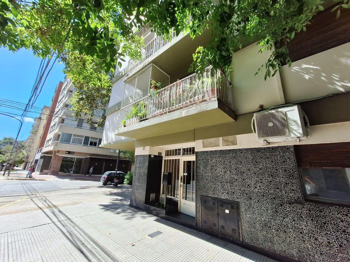 DEPTO 2 AMB, AL FRETNTE CON BALCON Y ESPACIO GUARDA COCHE 2