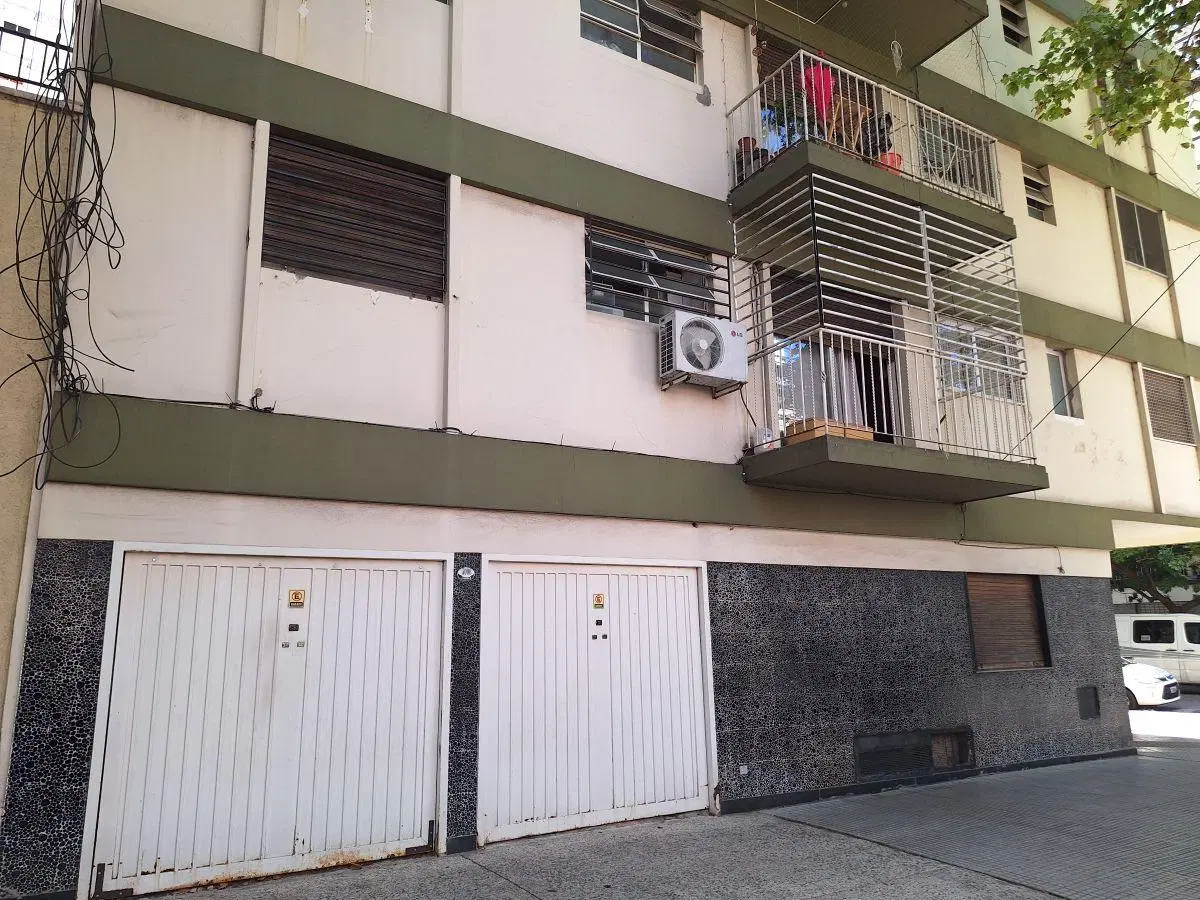 DEPTO 2 AMB, AL FRETNTE CON BALCON Y ESPACIO GUARDA COCHE 3