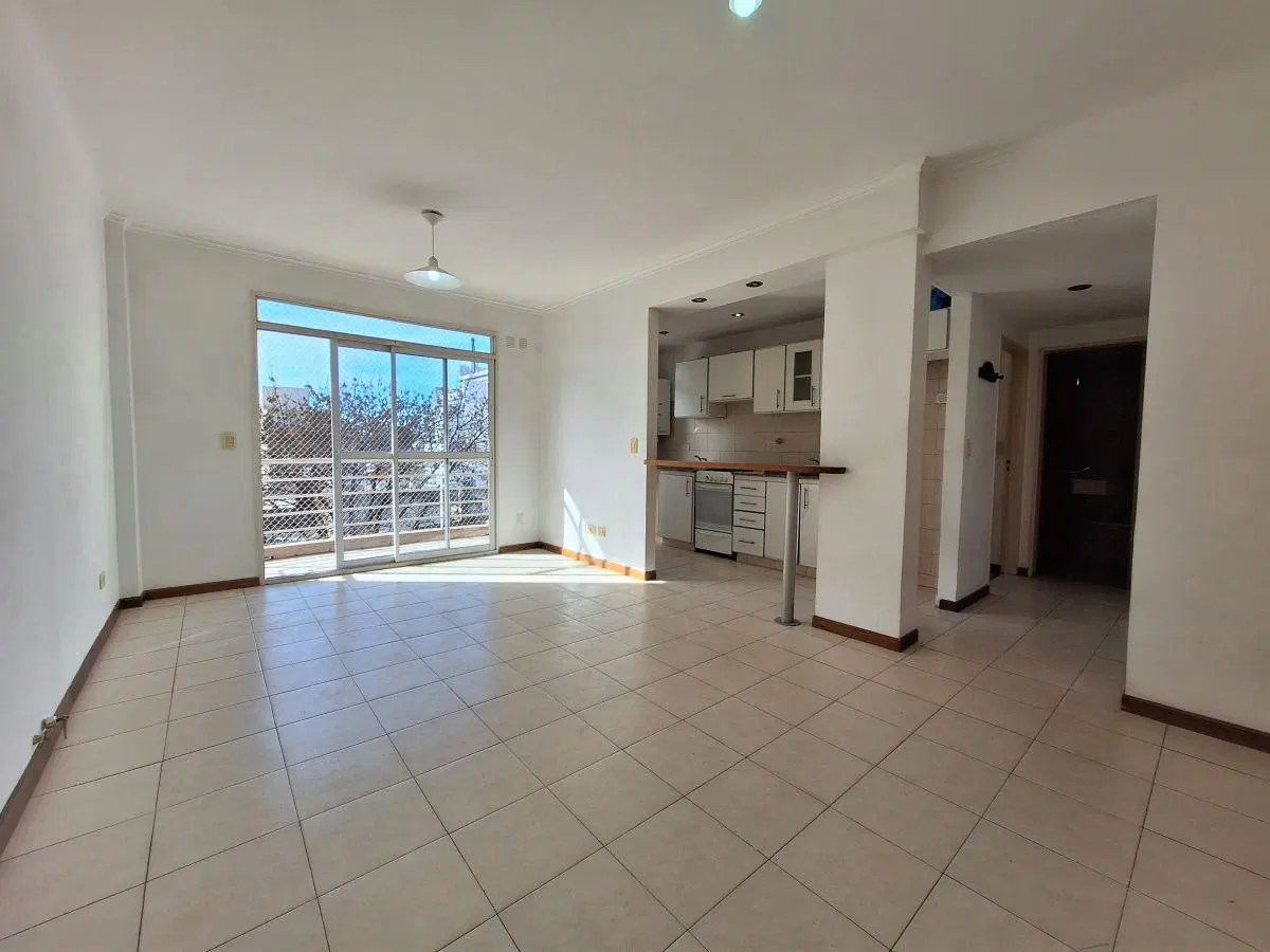 DEPARTAMENTO 2 AMPLIOS AMBIENTES AL FRENTE 5